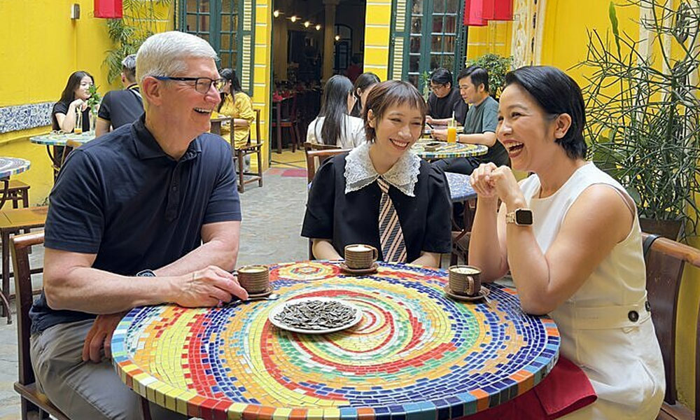 Tim Cook enjoys egg coffee with pop diva My Linh and her daughter